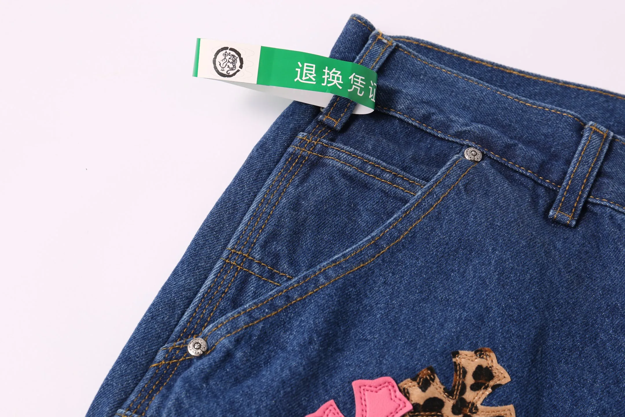 P280 Style number: H891 Croxin & 𝐂𝐡𝐫𝐨𝐦𝐞 𝐇𝐞𝐚𝐫𝐭 ss25 limited edition white pink leopard print and leather imitation wood trousers jeans. Styles with different washed textures are very friendly to people with thin legs. The slightly flared version perfectly modifies the leg shape. The timeless and moderate length makes it easy to match and match. It is the basis for various styles and is a must-have in your wardrobe! The fabric is stiff but also makes the upper body soft without losing texture. The washing process is even more perfect. It is a must-have item for everyone! ! ! Washed wheat, hang tag, pants label, three labels complete Color: blue Size: 28-30-32-34-36